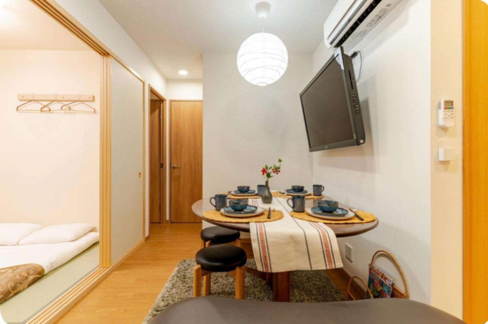 3-bedroom Near Subway Direct To Airport Quiet *